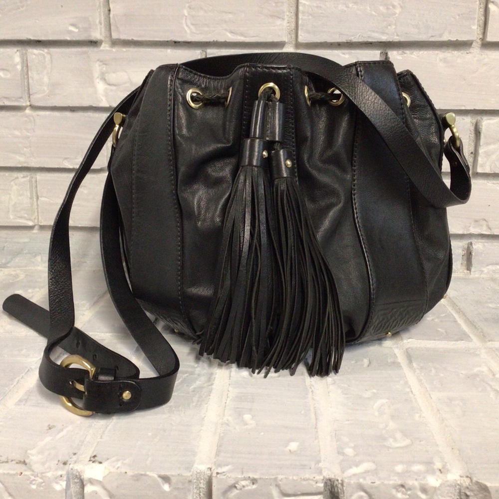 BLACK CROSSBODY LEATHER BUCKET BAG WITH FRINGES